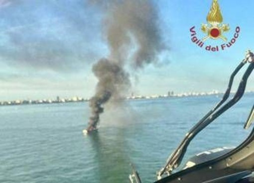 Yacht in fiamme affonda al largo di Jesolo: 10 persone salvate, decisivo l’intervento di un’altra barca Yacht in fiamme affonda al largo di Jesolo: 10 persone salvate, decisivo l’intervento di un’altra barca