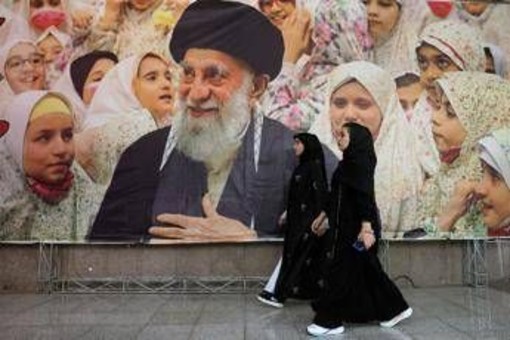 Khamenei, chi è l'uomo diventato ayatollah in una notte