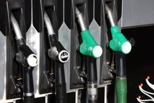 Caro carburanti, non si ferma la corsa dei prezzi: la benzina 'sfonda' 2 euro sulla rete stradale Caro carburanti, non si ferma la corsa dei prezzi: la benzina 'sfonda' 2 euro sulla rete stradale