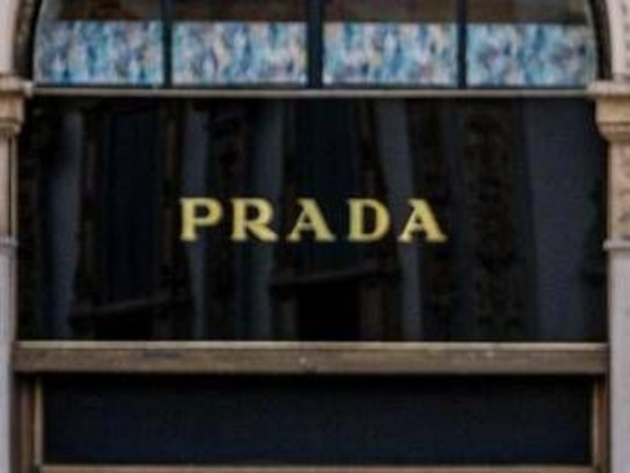 Prada: gruppo annuncia l’acquisizione di Versace da Capri Holdings per 1,25 mld