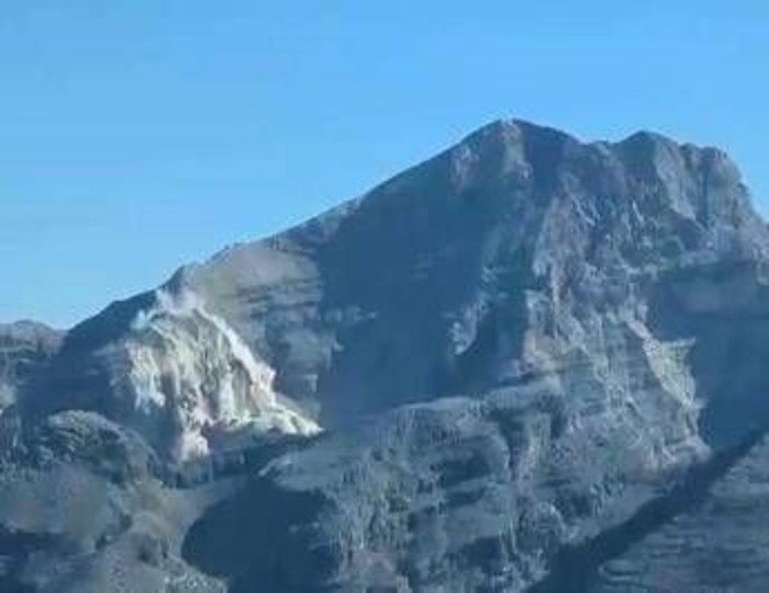 Frana sulle Tofane, escursionista salvata da eliambulanza Frana sulle Tofane, escursionista salvata da eliambulanza