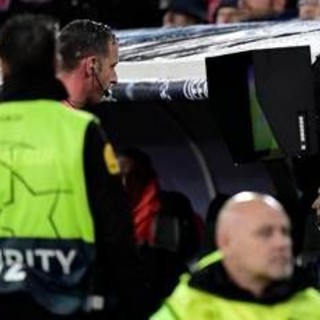 Calcio, il Var sta riscrivendo (male) le regole di uno sport diventato un videogioco: il caso Pavlovic Calcio, il Var sta riscrivendo (male) le regole di uno sport diventato un videogioco: il caso Pavlovic