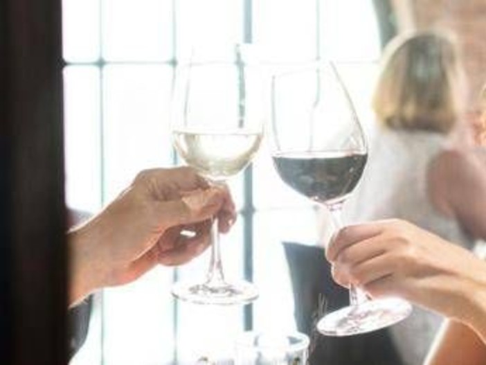 A cena con un'altra donna, moglie lo scopre da video spot ristorante e lo lascia