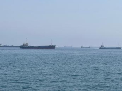 Usa lanciano nuovi attacchi contro Iran: "Teheran non deve minacciare navi"