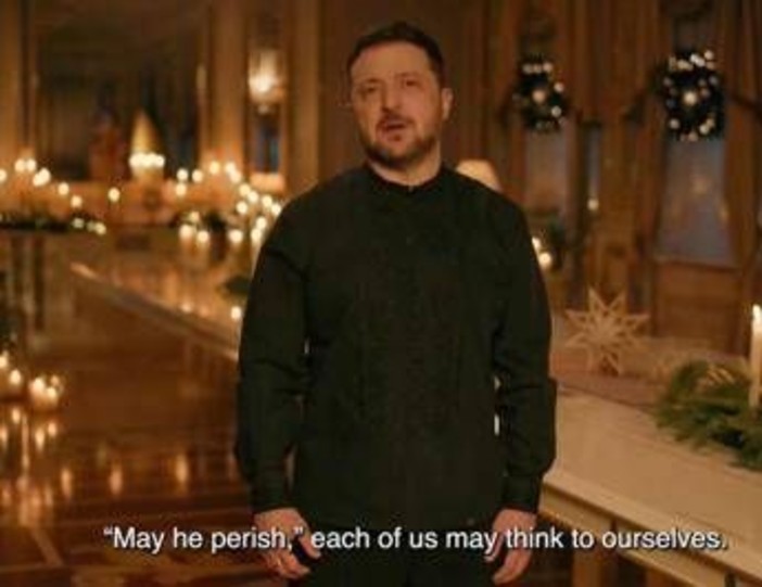Zelensky, il messaggio di Natale: 'Possa morire', la frase (su Putin?) fa discutere