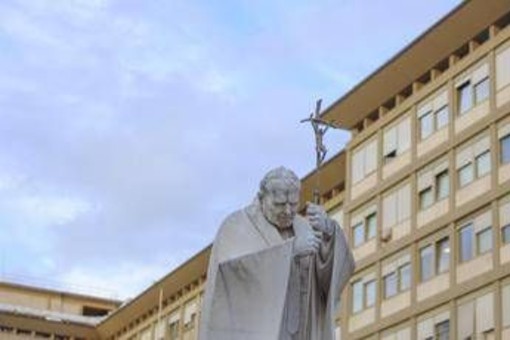 Papa Francesco migliora ancora, Vaticano: &quot;Necessaria terapia ospedaliera&quot;