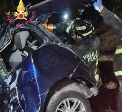 Si schianta contro albero, morto ragazzo di 20 anni nel Catanzarese