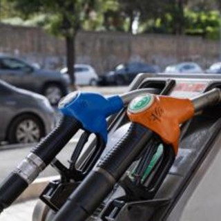 Carburanti, governo proroga sconto sulle accise fino al 5 settembre. Tensioni Fi-Lega su extraprofitti