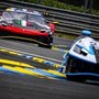Follia a Le Mans, pilota prende a pugni finestrino dopo tamponamento con Ferrari