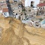 Frana Niscemi, palazzina di tre piani crolla nel precipizio: era nella zona rossa Frana Niscemi, palazzina di tre piani crolla nel precipizio: era nella zona rossa