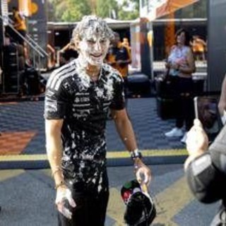 Antonelli, torta in faccia al Gp di Monza: la 'vendetta' del box Mercedes contro Kimi Antonelli, torta in faccia al Gp di Monza: la 'vendetta' del box Mercedes contro Kimi