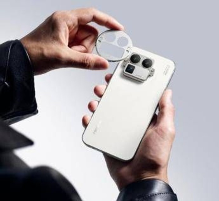 Strategia Flagship tra lente RICOH GR, potenza a 200MP e immagini spontanee Strategia Flagship tra lente RICOH GR, potenza a 200MP e immagini spontanee