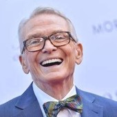 Morto a 87 anni Bob Mackie, 'sultano delle paillettes' che vestì Cher, Diana Ross e Carol Burnett Morto a 87 anni Bob Mackie, 'sultano delle paillettes' che vestì Cher, Diana Ross e Carol Burnett