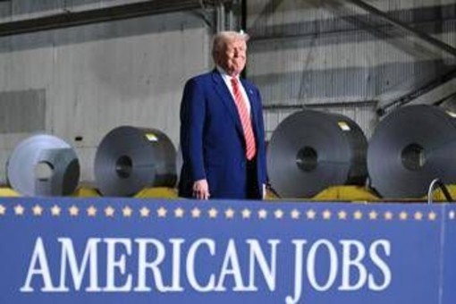Trump raddoppia i dazi: &quot;Dal 4 giugno al 50% su acciaio e alluminio&quot;