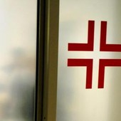 Calci e pugni a fidanzata per foto su Instagram, arrestato 39enne