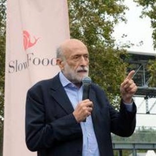 E' morto Carlo Petrini, addio al fondatore di Slow Food: aveva 76 anni E' morto Carlo Petrini, addio al fondatore di Slow Food: aveva 76 anni