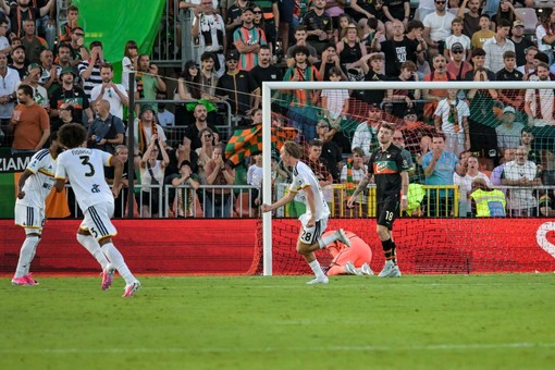 Buona la prima per il Lecce, battuto 2-0 il Venezia Buona la prima per il Lecce, battuto 2-0 il Venezia
