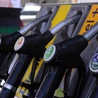Carburanti, da oggi il taglio delle accise scende a 5 centesimi: "Pieno di gasolio costerà 3 euro in più" Carburanti, da oggi il taglio delle accise scende a 5 centesimi: "Pieno di gasolio costerà 3 euro in più"