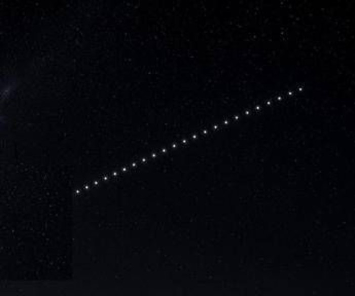 "Non è un aereo, non sono stelle", il 'treno di luci' in cielo: il mistero dell'8 agosto