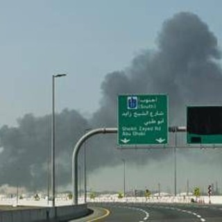 Iran, nuove esplosioni a Dubai: colonne di fumo sul porto