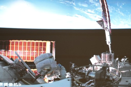 Cina, tre mesi in orbita per la navicella Shenzou-21. Proseguono esperimenti Cina, tre mesi in orbita per la navicella Shenzou-21. Proseguono esperimenti