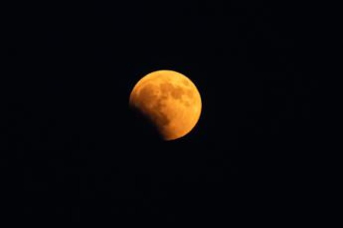 Eclissi lunare del 28 agosto, nessun rischio per gli occhi: ecco quando e dove vederla Eclissi lunare del 28 agosto, nessun rischio per gli occhi: ecco quando e dove vederla