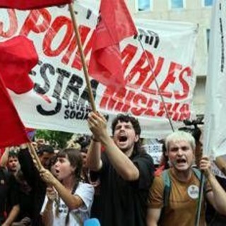Spagna, bocciati i decreti sulla casa di Sánchez: proteste davanti al Congresso Spagna, bocciati i decreti sulla casa di Sánchez: proteste davanti al Congresso