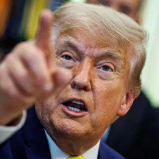 Trump “Iran ha abbattuto elicottero Apache sullo Stretto di Hormuz, risponderemo”