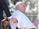 Papa Francesco a sorpresa in piazza San Pietro per il Giubileo dei malati: &quot;Grazie tante&quot;
