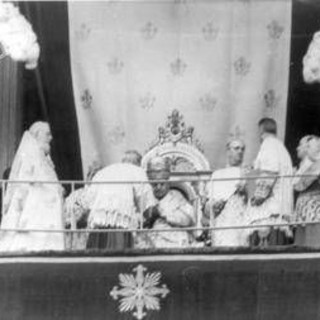 Cos'è l'intronizzazione del Papa, storia di una sacra incoronazione