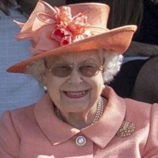 Londra, in mostra il sontuoso guardaroba della regina Elisabetta Londra, in mostra il sontuoso guardaroba della regina Elisabetta