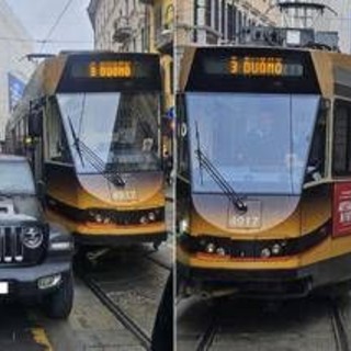 Milano, un’auto parcheggiata male manda in tilt i tram: tutti a piedi Milano, un’auto parcheggiata male manda in tilt i tram: tutti a piedi