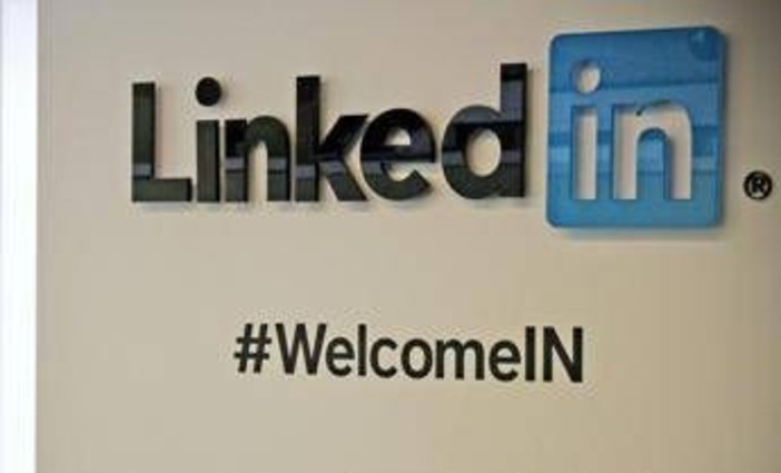 Linkedin, in automatico logo azienda su profilo? Il lavoratore rischia l'illecito
