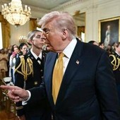 Iran-Usa, Trump: "Accordo vicino". Teheran: "Pronti a respingere attacco"
