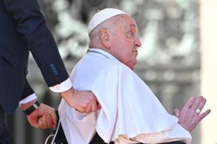 Papa Francesco a sorpresa in piazza San Pietro per il Giubileo dei malati: &quot;Grazie tante&quot;