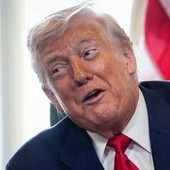 Trump: "Mi hanno detto che Mojtaba Khamenei è gay" Trump: "Mi hanno detto che Mojtaba Khamenei è gay"