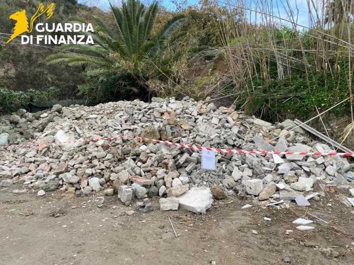 Discarica abusiva di 300 mq a Ischia, sequestri e denunce
