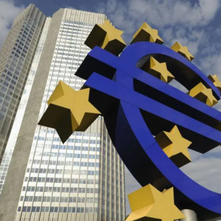 La Bce lascia fermi i tassi, economia dell’Eurozona continua a crescere