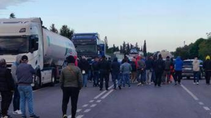 Ex Ilva, a Taranto prosegue mobilitazione operai in protesta: nuovi blocchi e disagi su statale 106