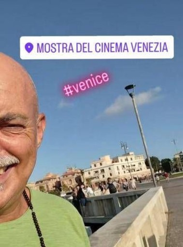 &quot;Ma che s'è visto che stavo al pontile di Ostia?&quot;, su Venezia la gag del comico Fabio Avaro