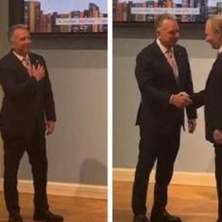Mano sul cuore per salutare Putin, il gesto dell'uomo di Trump - Foto