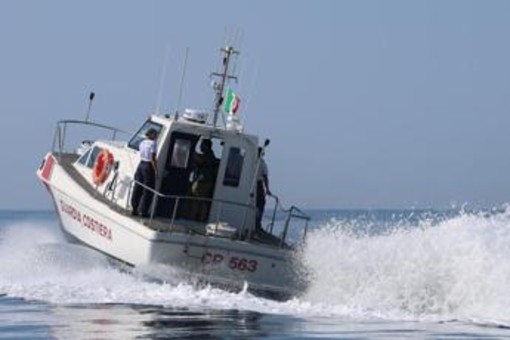 Savona, coppia in difficoltà in acqua ad Andora: bagnino si tuffa per salvarli, ma muore insieme all'uomo Savona, coppia in difficoltà in acqua ad Andora: bagnino si tuffa per salvarli, ma muore insieme all'uomo
