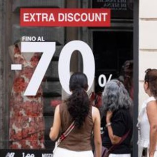 Saldi estivi al via, ribassi in tutta Italia ma il caro-vita frena lo shopping