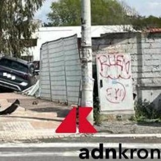 Roma, 13enne travolto da un suv su marciapiede davanti a scuola: non è in pericolo di vita Roma, 13enne travolto da un suv su marciapiede davanti a scuola: non è in pericolo di vita