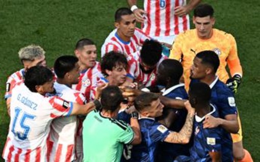 Paraguay-Francia, rissa in campo e Mbappé chiede un rosso