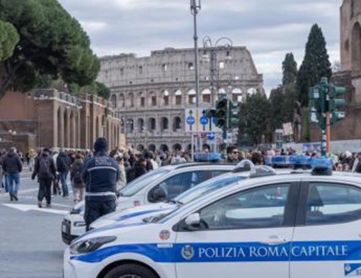 Fuochi d'artificio al Colosseo, agenti aggrediti: un arresto e una denuncia Fuochi d'artificio al Colosseo, agenti aggrediti: un arresto e una denuncia