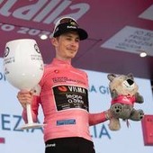 Giro d'Italia, Vingegaard vince anche la 16esima tappa e resta maglia rosa Giro d'Italia, Vingegaard vince anche la 16esima tappa e resta maglia rosa