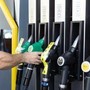 Caro carburanti, scatta il tetto ai prezzi: Eni e IP abbassano benzina e diesel Caro carburanti, scatta il tetto ai prezzi: Eni e IP abbassano benzina e diesel