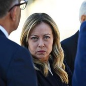 Meloni a Bonaccini: "Italiani votano a destra perché hanno studiato poco? Noi non chiediamo titoli, li rispettiamo"