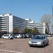 Milano, 27enne precipita da palazzina Mediaset a Cologno Monzese: è gravissima Milano, 27enne precipita da palazzina Mediaset a Cologno Monzese: è gravissima